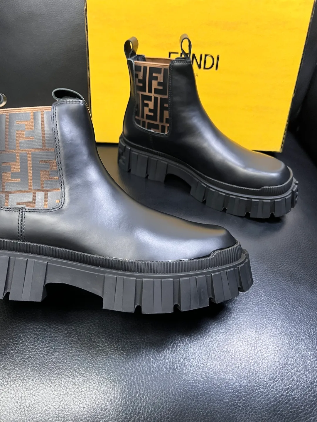 Men's shoes 💰900 FENDI High-quality top craftsmanship, Fendi boots high-top counter synchronization, original factory configuration imported Italian cowhide fly-knit fabric, imported cowhide lining, breathable and comfortable, soles: original soles specially provided by the original factory, original factory and single goods are welcome to compare, code number 39-44 (customized 38 45)